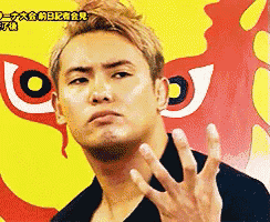 a man in front of a yellow background with chinese writing