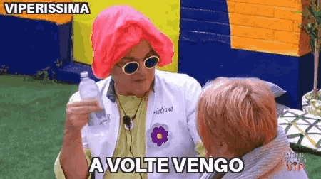 a woman wearing a pink hat and sunglasses is talking to another woman with the words a volte vengo below her