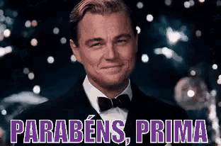 leonardo dicaprio is wearing a tuxedo and bow tie and smiling with the words parabéns prima .