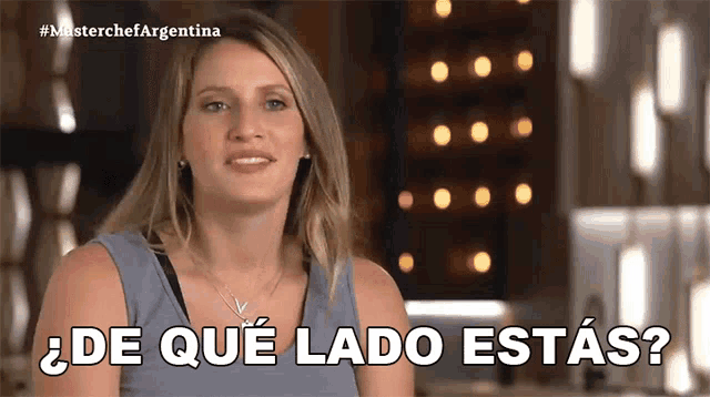 a woman in a blue tank top says " de que lado estas " in spanish