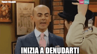 a man in a suit and tie says " inizia a denunciarti "