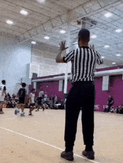Referee Basketball Catch GIF - Referee Basketball Catch Referee Basketball Catch GIFs