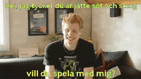 a man sitting on a couch with the words " hej jag tycker du ar jätte sot och sexig " written above him