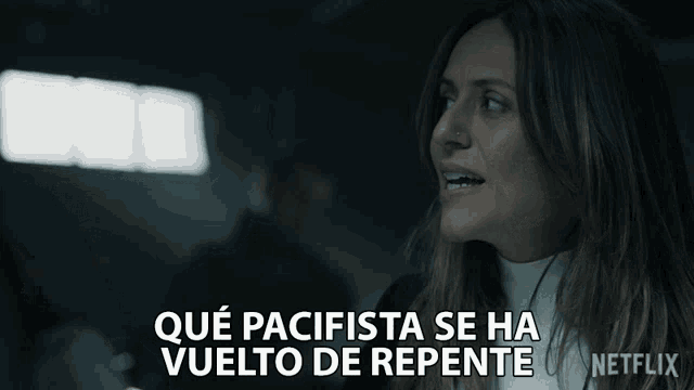 a woman in a dark room with the words " que pacifista se ha vuelto de repente " on the bottom