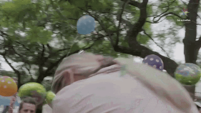 a group of balloons are being thrown in the air with the words los estrellas on the bottom right
