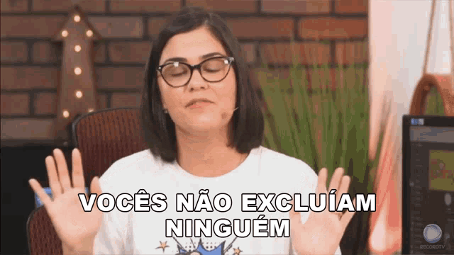 a woman wearing glasses and a t-shirt that says " vocês não excluiam ninguem "