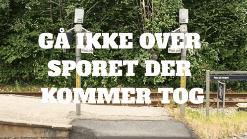 a sign that says " ga ikke over sporet der kommer tog " in white letters
