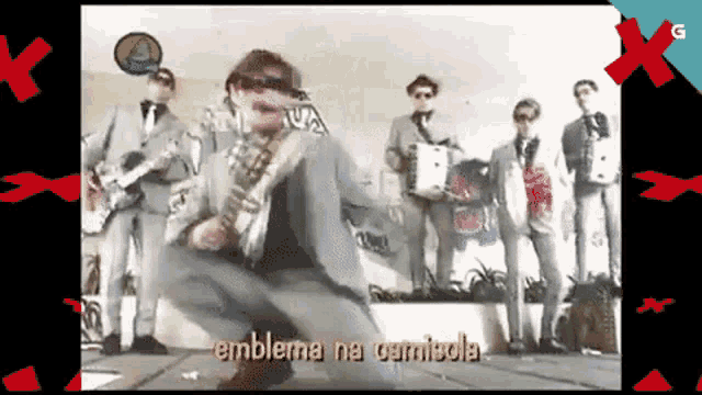 a man playing a saxophone in front of a band with the words emblema na camisa on the bottom