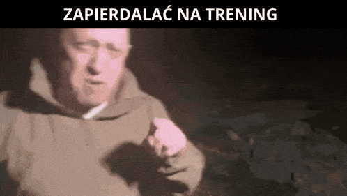 a blurred image of a man with the words zapierdalac na trening written above him