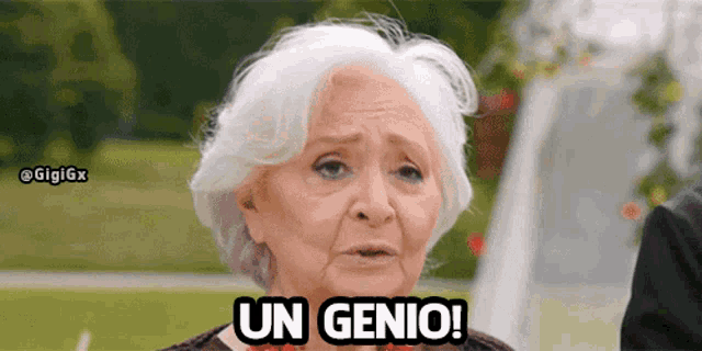 an elderly woman with white hair says un genio in a foreign language