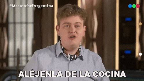 a young man says alejenla de la cocina