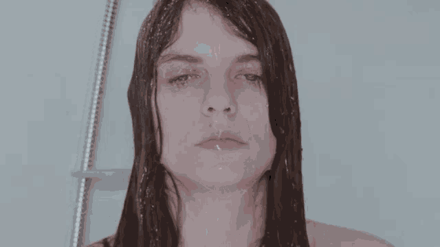 a woman taking a shower with the words " et celle de tous mes proches " written below her