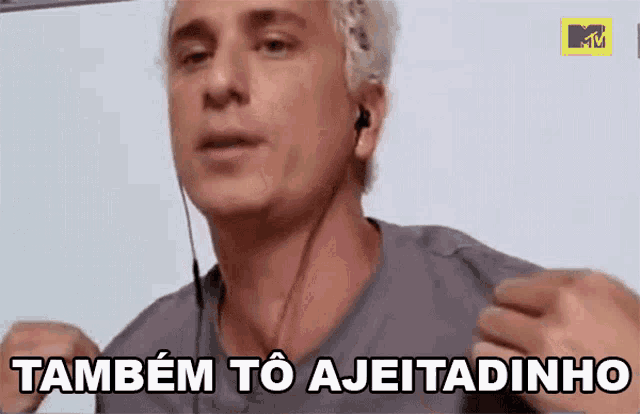 a man wearing headphones says também to ajeitadinho in a foreign language