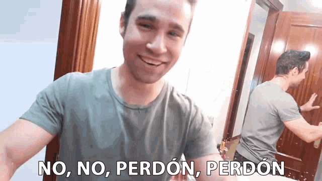 a man standing in front of a mirror with the words " no no perdon perdon " written below him