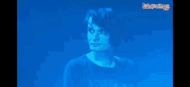 a man in a blue shirt stands in front of a screen that says laplaza