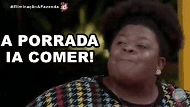 a woman is smiling with the words `` a porrada ia comer '' written on the screen behind her .