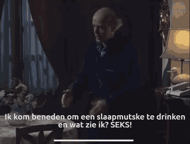 a man in a robe is standing in front of a lamp and says ik kom beneden om
