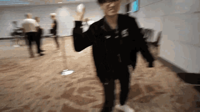 a blurry picture of a man in a black jacket with the letter e on the back