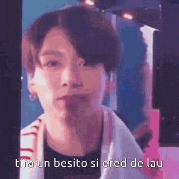 a close up of a person 's face with the words `` tira un beso si eres de lau ''