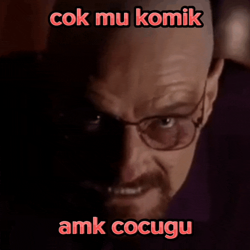 a close up of a man 's face with the words " kok mu komik amk cocugu "