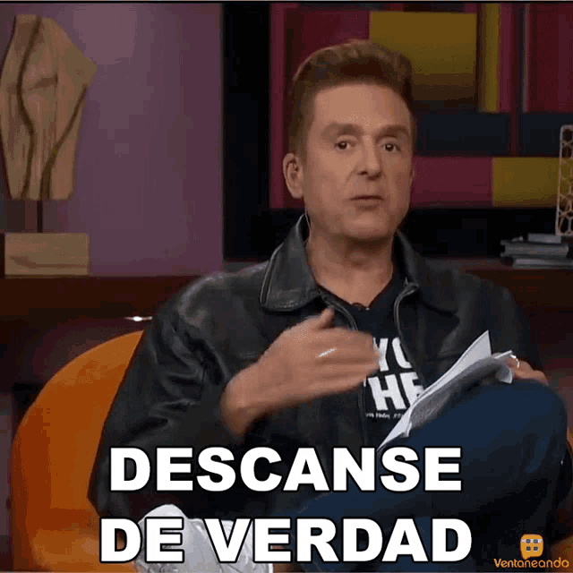 a man sitting in a chair with the words descanse de verdad written on the bottom