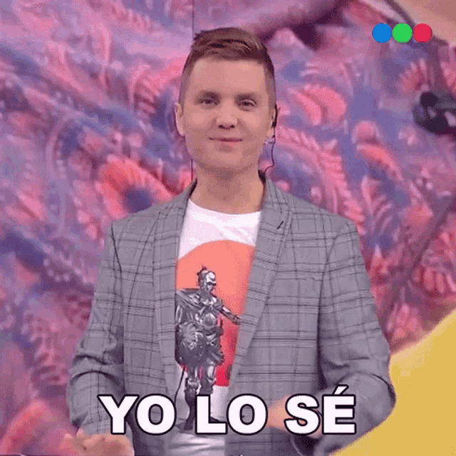a man in a suit says yo lo se in front of a painting