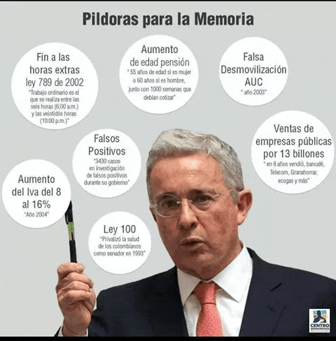 a man in a suit and tie is holding an electronic cigarette in his right hand and the words pildoras para la memoria are on the bottom