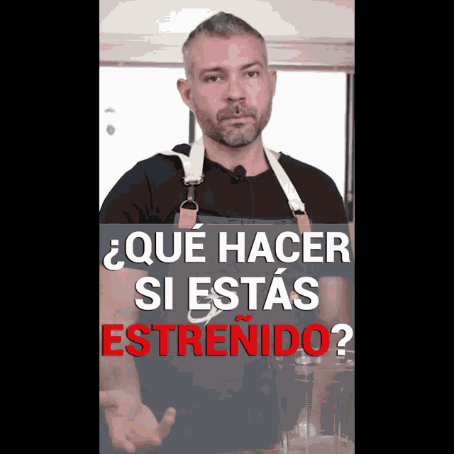 a man in an apron is standing in front of a blender with the words " que hacer si estas estrenido " written below him