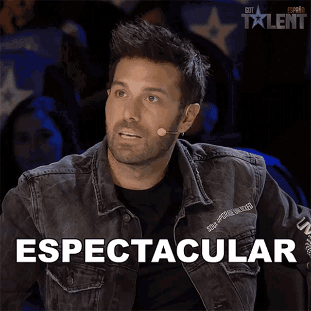 a man in a denim jacket says espectacular