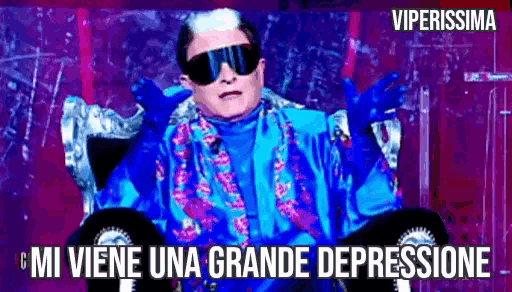 a man wearing sunglasses and a blue shirt is sitting on a throne and says " mi viene una grande depressione "