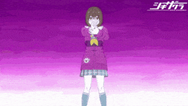 a girl in a purple sweater is standing in front of a purple background with chinese writing