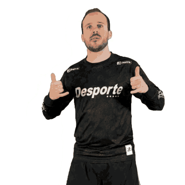a man giving a thumbs up wearing a shirt that says desporte
