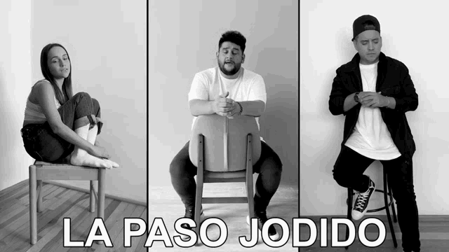 a black and white photo of a man sitting on a chair and a woman sitting on a chair with the caption la paso jodido