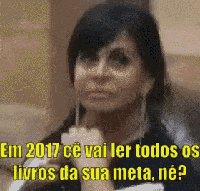 a woman is holding a book with the words em 2017 ce vai ler todos os livros da sua meta