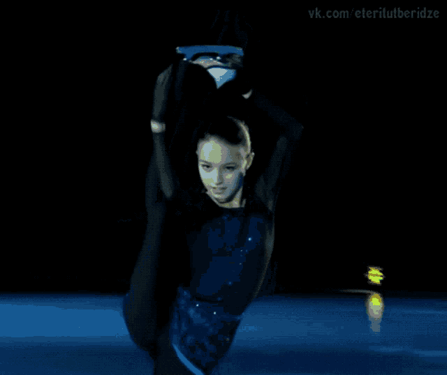 a person is doing a split in a dark room with the website vk.com visible