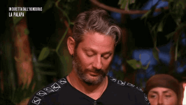 a man with a beard is wearing a black shirt that says in diretta dall ' honduras