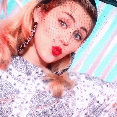 Miley Cryrus Kiss GIF - Miley Cryrus Kiss Miley Converse GIFs