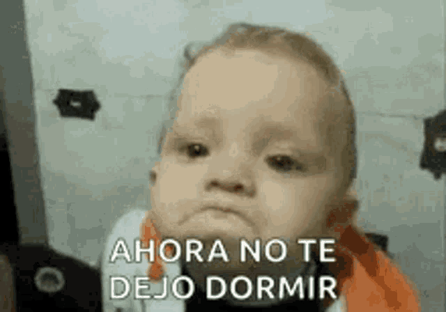 a baby is making a funny face with the words `` ahora no te dejo dormir '' .