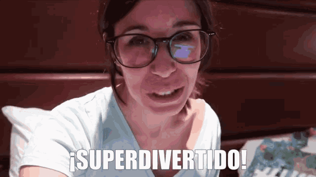 a woman wearing glasses and a white shirt says superdivertido