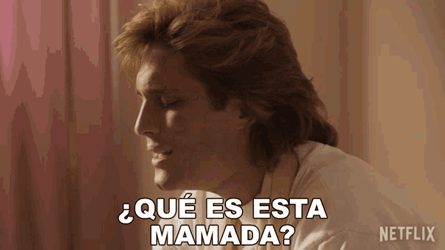 a man in a white shirt says que es esta mamada in spanish