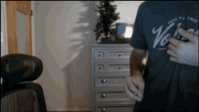 a man is wearing a shirt that says v6