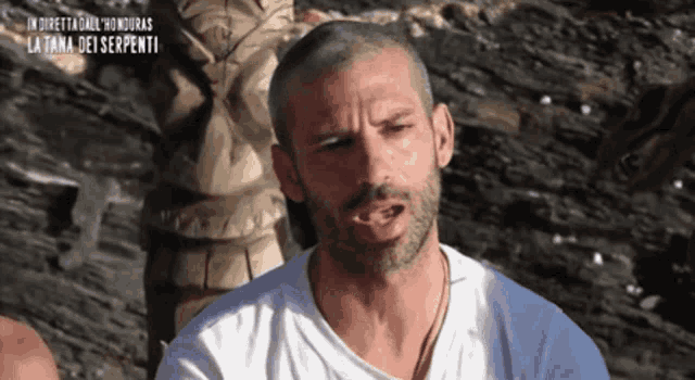 a man with a beard is wearing a white shirt that says in diretta dal honduras