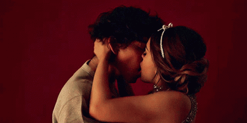 Jorge Lopez Kiss GIF - Jorge Lopez Kiss Romance GIFs