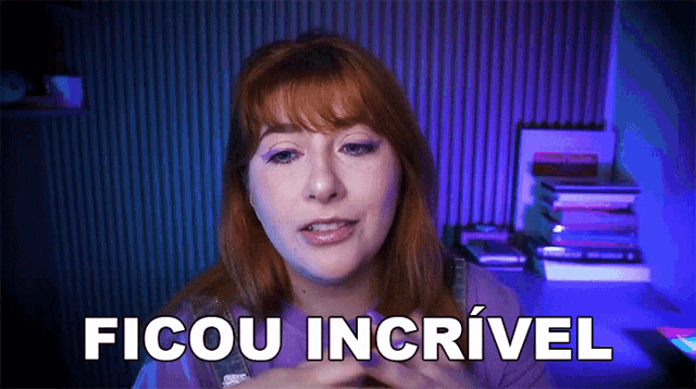 a woman with red hair says ficou incrivel in a video