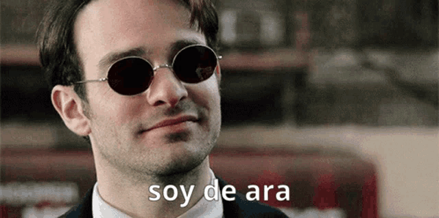 a man wearing sunglasses says soy de ara in spanish