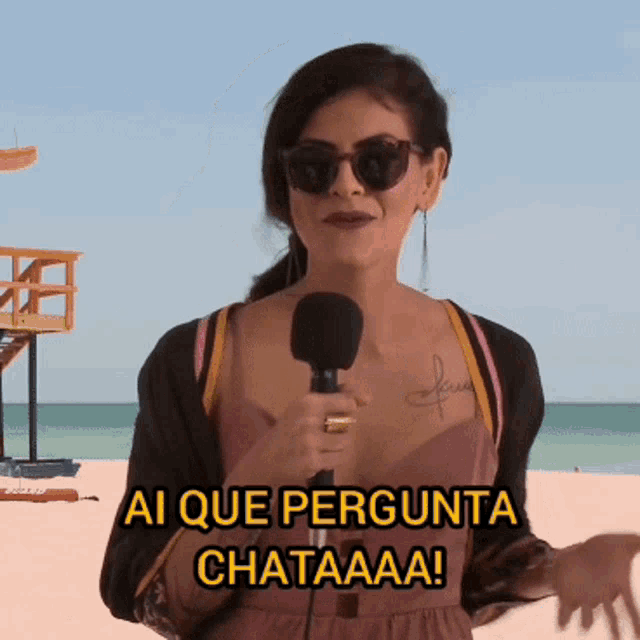 a woman holding a microphone with the words ai que pergunta chataaa written below her