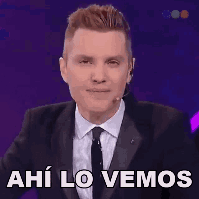 a man in a suit and tie with the words ahi lo vemos above him