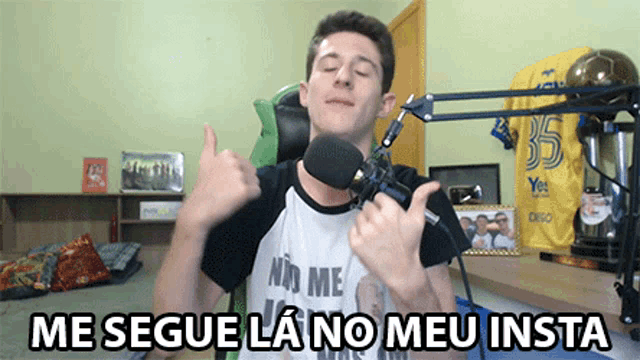 a man giving a thumbs up with the words me seguie la no meu insta behind him