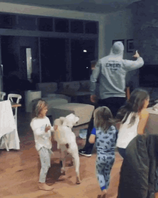 Chris Hemsworth Dancing GIF - Chris Hemsworth Dancing Kids GIFs