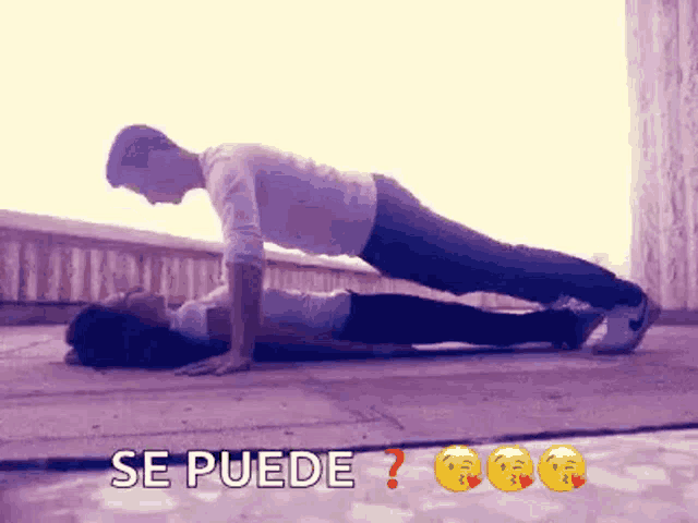 a man and a woman are doing push ups on the ground with the words se puede written below them